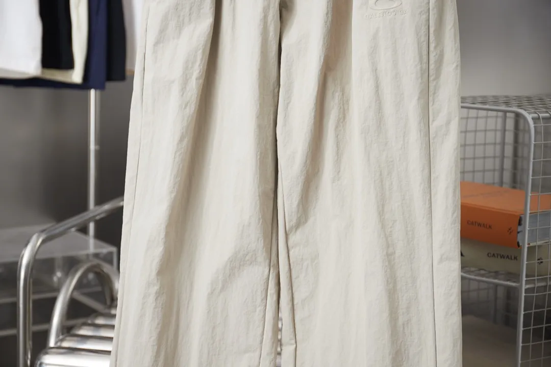 Balenciaga 𝘽𝘼𝙇𝙀𝙉𝘾𝙄𝘼𝙂𝘼 BLCG 26SS 71 front and rear half-circle letter embroidered sports suit Light luxury essential item for daily commuting for men and women Correct version Welcome to compare Detailed features · Customized matt Taslan jacket fabric · The fabric has undergone a waterproof coating process · The interior is made of three-grade polyester bird's eye mesh · OS ultra-loose silhouette design · Side zipper pockets Small stand-up collar design · Internal zipper pocket design · Elastic waistband design at the hem · Customized molded hardware zippers Jacket double puller design · Tajima high-speed embroidery machine with 100,000-needle three-dimensional design · Double side pockets on trousers · Original main mark washed tag brand packaging Color: Black/Milk Apricot Size: 46/48/50/52